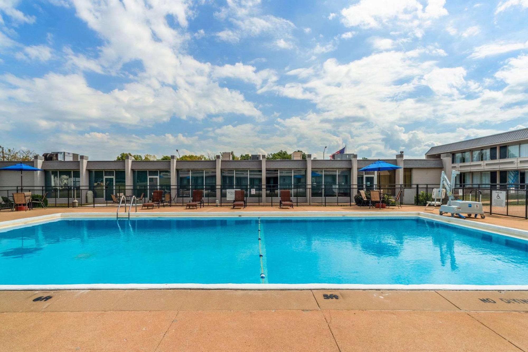 Quality Inn & Suites Vandalia Near I-70 And Hwy 51 Esterno foto