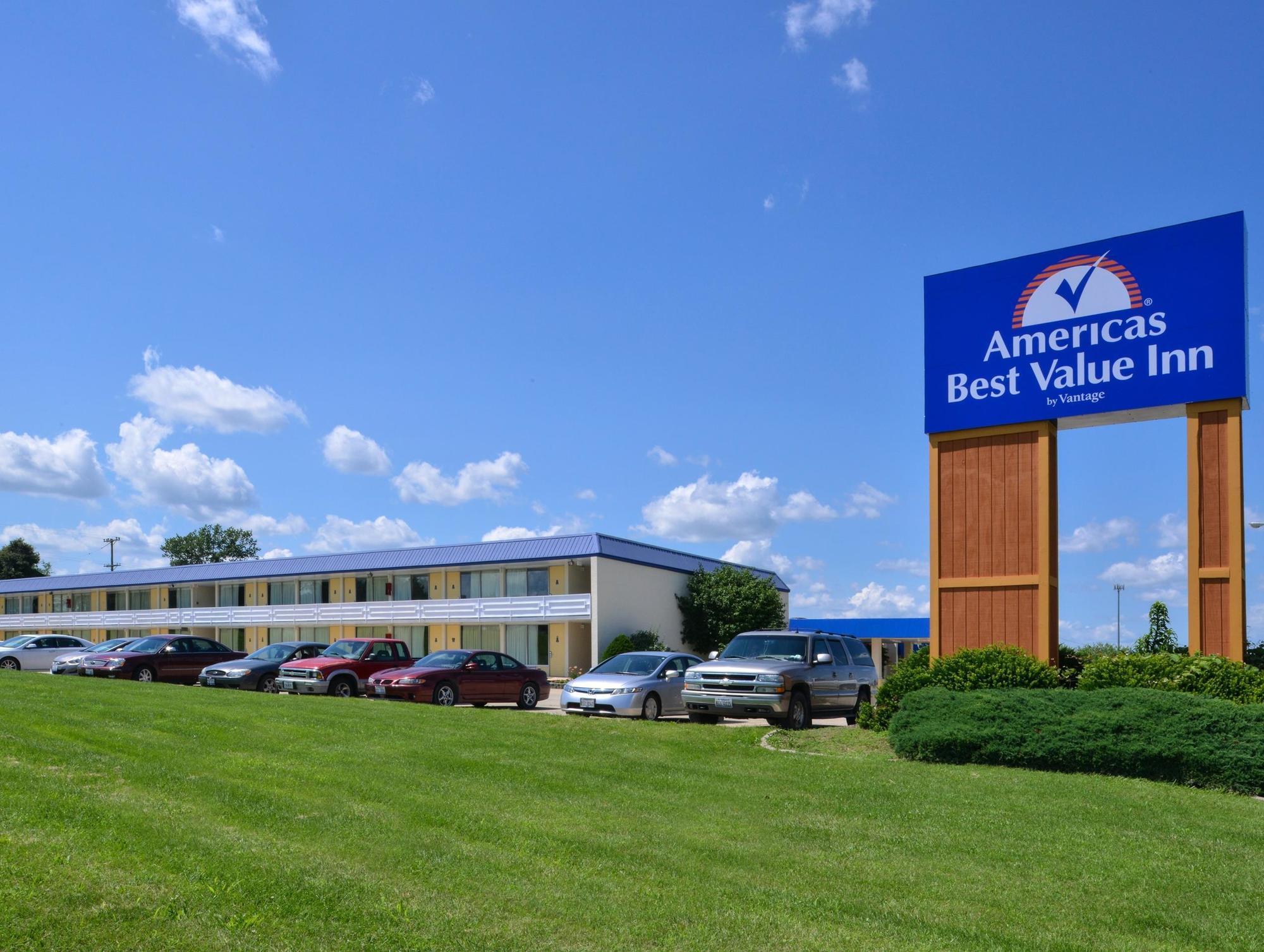 Quality Inn & Suites Vandalia Near I-70 And Hwy 51 Esterno foto